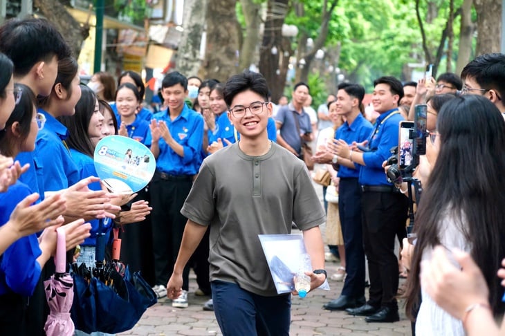 Les étudiants nés en 2008 disent adieu à la saison des examens 2026 avec des sourires radieux - Photo 11.