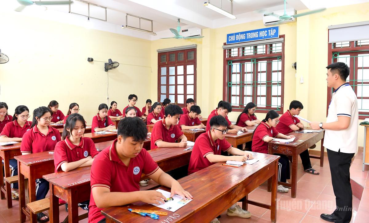 Các thí sinh tham dự Kỳ thi tốt nghiệp THPT năm 2026 tại điểm thi Trường THPT Tân Trào, phường Minh Xuân.