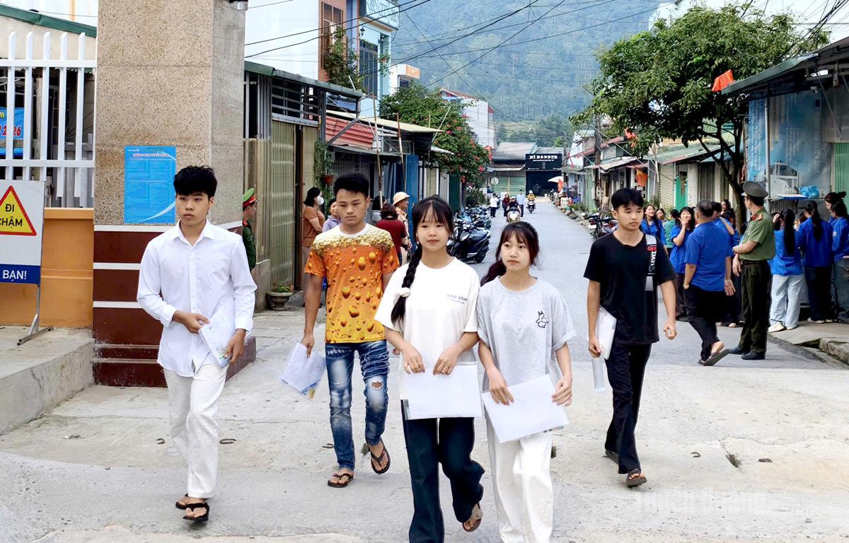 Các thí sinh tham dự Kỳ thi THPT năm 2026 tại Trường PTDT nội trú THCS & THPT Quản Bạ, xã Quản Bạ. Ảnh: Phạm Hoan.