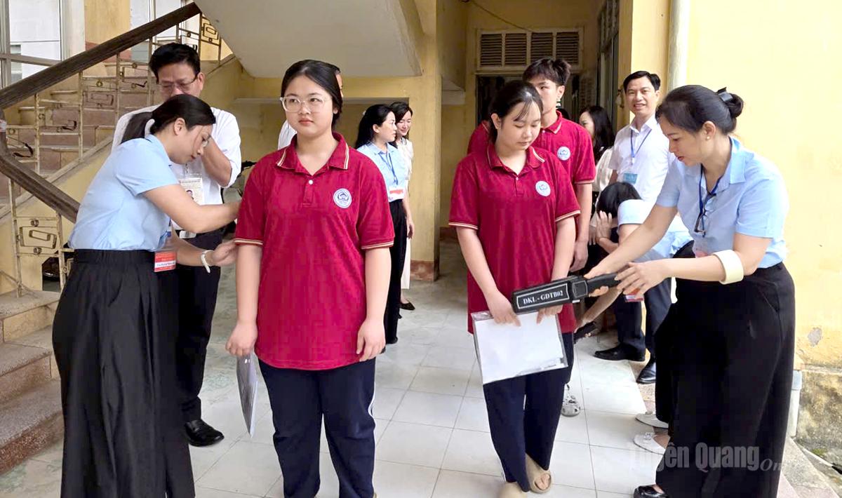 Tất cả các điểm thi trên địa bàn tỉnh Tuyên Quang đều được trang bị thiết bị quét an ninh cầm tay để tăng cường phòng chống gian lận thi cử bằng thiết bị công nghệ cao.