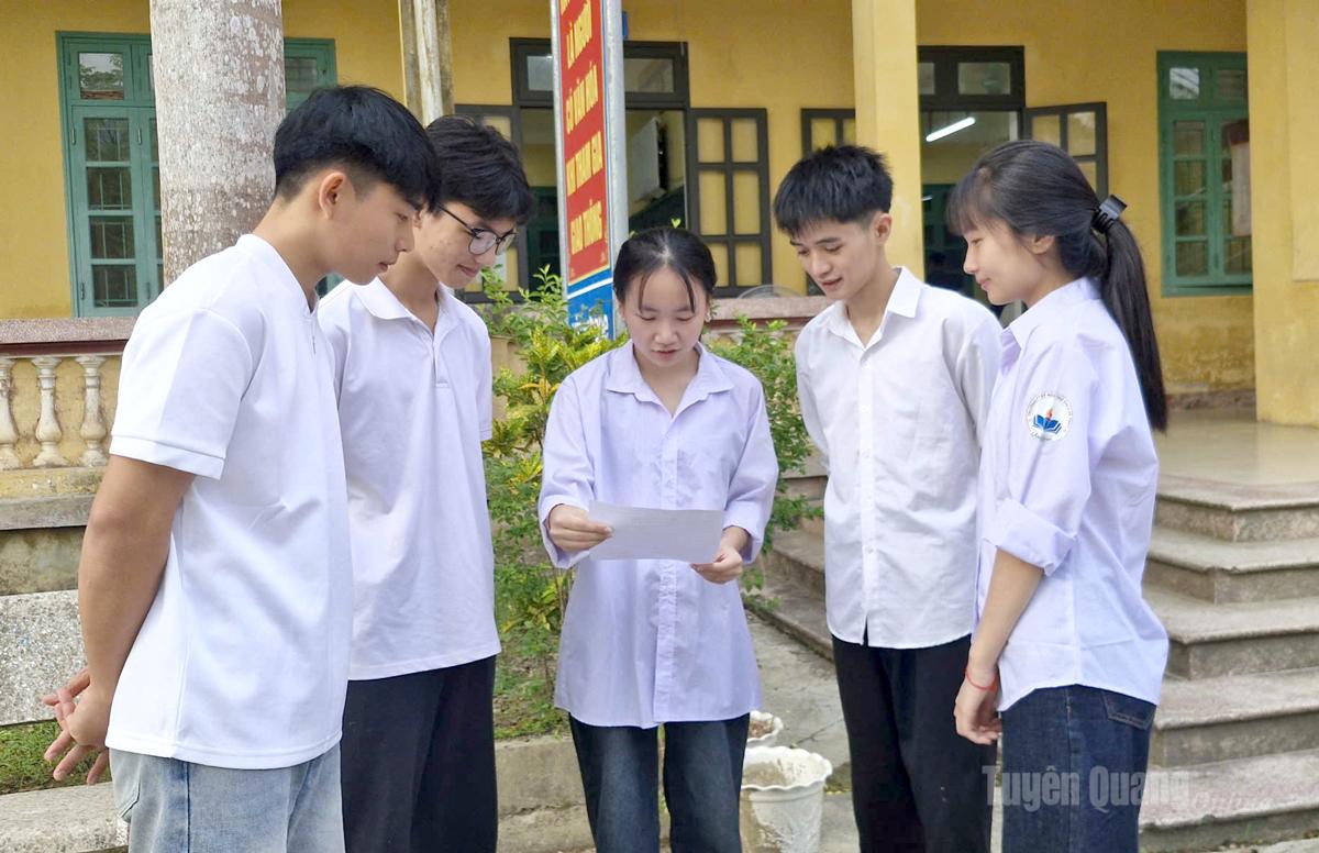 Các thí sinh Trường THPT Lâm Bình tham dự kỳ thi.