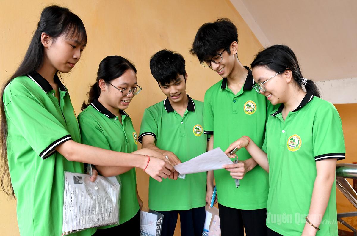 Các thí sinh Trường Phổ thông Dân tộc nội trú THPT tỉnh tham dự kỳ thi.