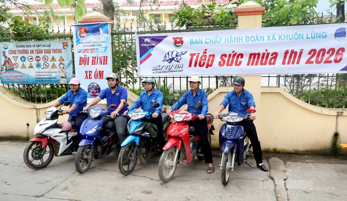 Đội hình xe ôm do Đoàn thanh niên xã Khuôn Lùng sẵn sàng hỗ trợ các sĩ tử tại điểm thi Trường THCS & THPT Nà Chì. Ảnh: Văn Long.