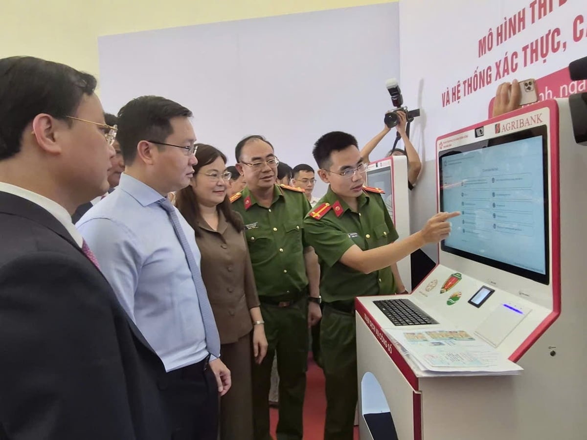Các đại biểu trải nghiệm các tính năng tiện ích của Trạm dịch vụ công được lắp đặt tại UNBD phường Đông Hoa Lư, Ninh Bình. Ảnh: Xuân Hào.