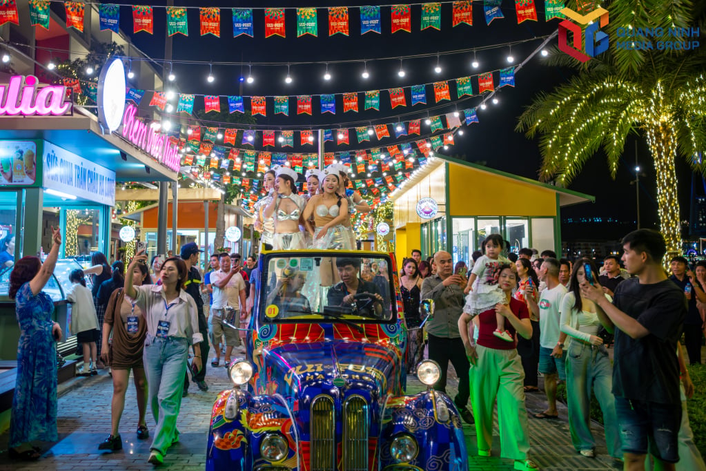 Die lebhafte Atmosphäre im Vui Fest, einem Nachtlebenkomplex am Meer (Stadtteil Bai Chay). Foto: Hoang Quynh