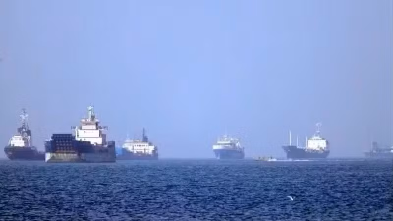 Tàu thuyền vận chuyển trên eo biển Hormuz. (Ảnh: THX/TTXVN)