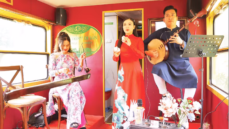 การแสดงศิลปะในตู้โดยสารชุมชนบนรถไฟ 