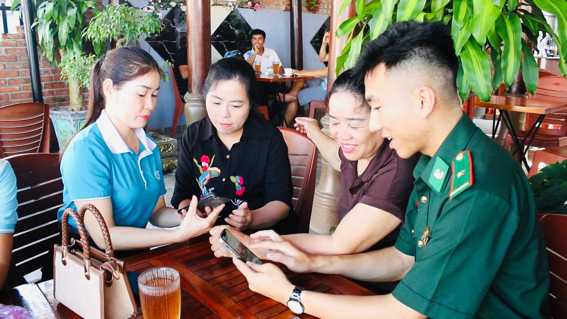 Hội Liên hiệp Phụ nữ xã Sen Ngư phối hợp với Đồn Biên phòng Ngư Thủy hỗ trợ bà con cài đặt, sử dụng các ứng dụng, tiện ích điện tử&nbsp;- Ảnh: NVCC