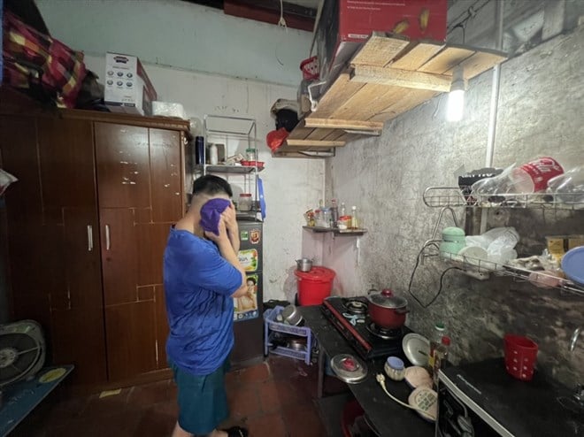 Nắng nóng kéo dài, nhiều công nhân phải tính toán tiết kiệm điện để chi phí không đội lên cao. Ảnh: Minh Hương.