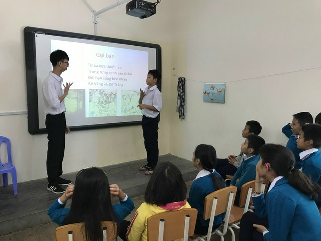 Giới hạn và vô cùng của người thầy khiếm thính - Ảnh 1.
