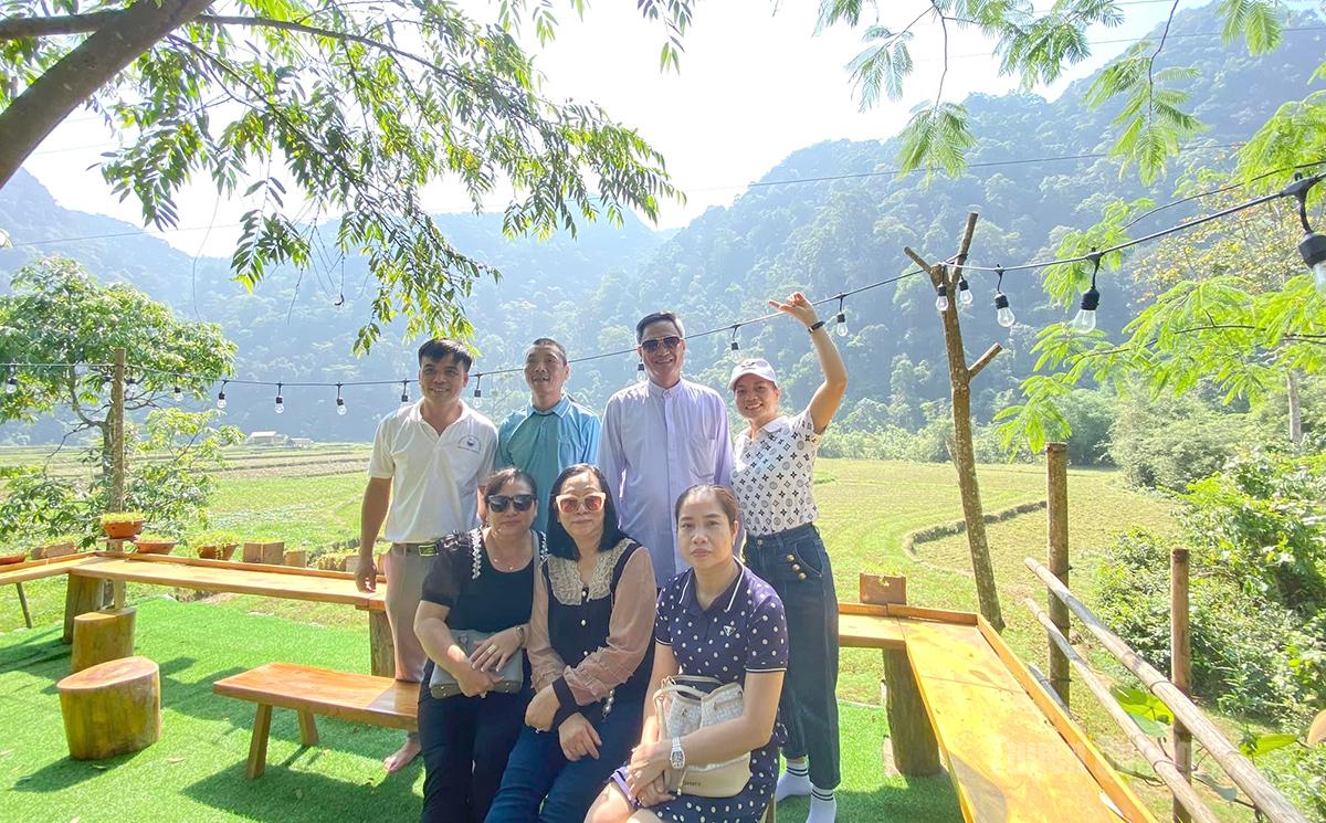 평화를 향한 부름 Mỗi dịp cuối tuần, khách du lịch đến Cao Đường ngày một đông hơn.