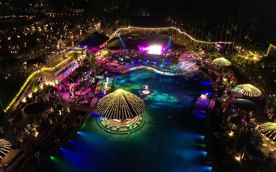 Phân khu Tropical Pool Club mang đến một dạ tiệc ánh sáng và nước đầy sôi động, hấp dẫn. Ảnh: NH