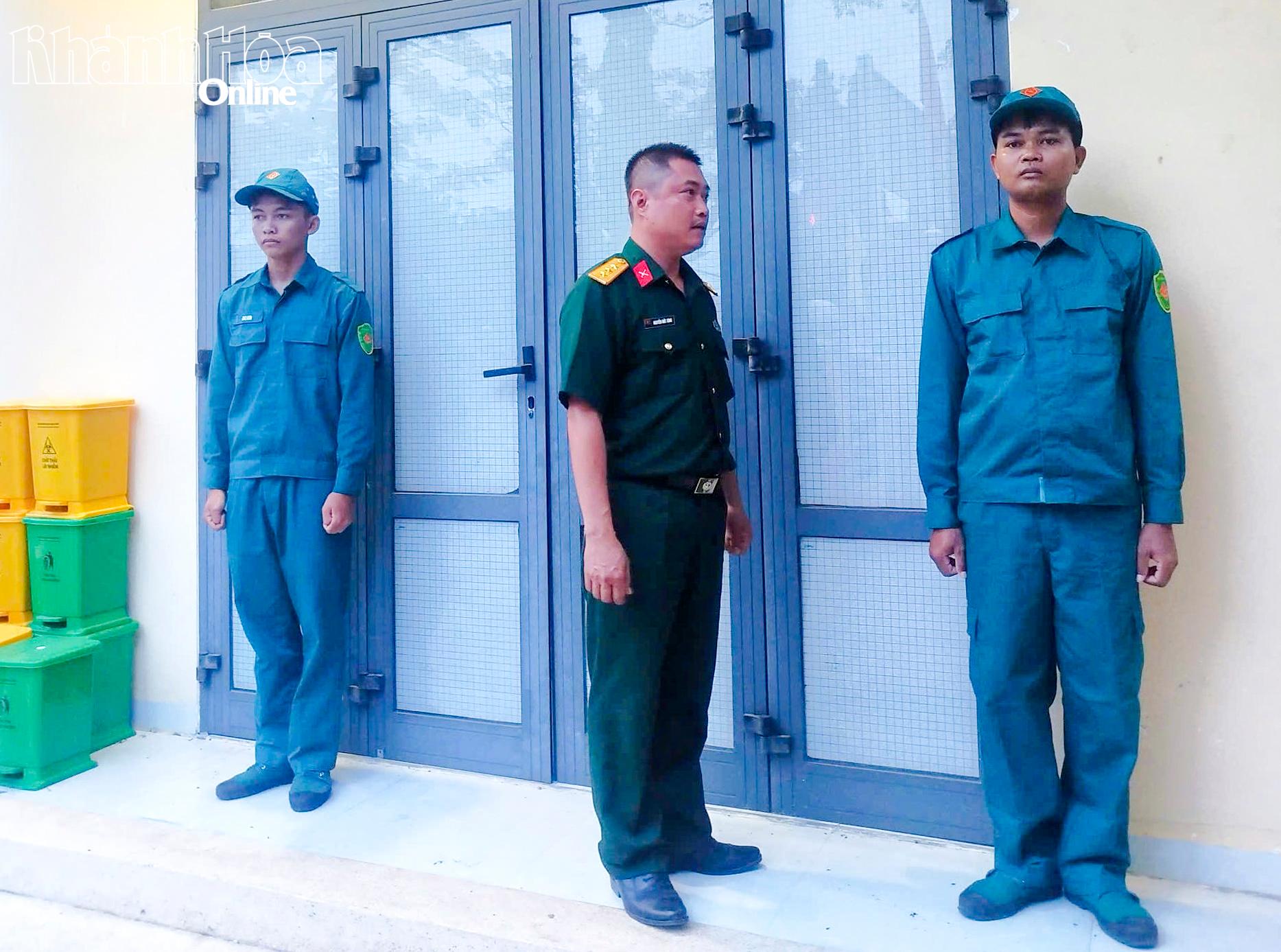 เจ้าหน้าที่และทหารจากกองบัญชาการทหารตำบลคั้ญวิญ คอยเฝ้ารักษาการณ์และตรวจสอบความปลอดภัยของพื้นที่เก็บตัวอย่างทางชีวภาพชั่วคราวอย่างสม่ำเสมอ