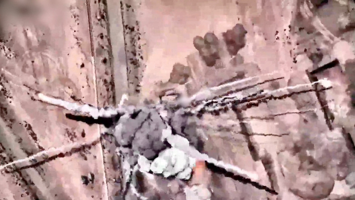 Et skærmbillede fra en video udgivet af det israelske militær viser et angreb på et iransk luftforsvarssystem på et uspecificeret sted. (Foto: Reuters)