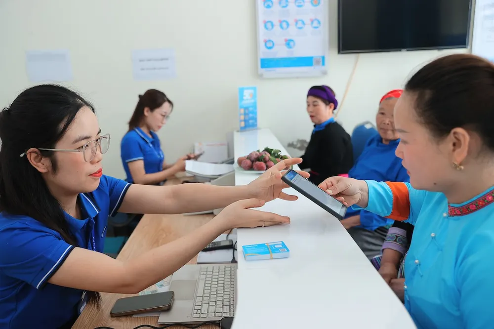 VinaPhone phục vụ khách xác thực thông tin tại điểm giao dịch VNPT Bắc Hà - Lào Cai.