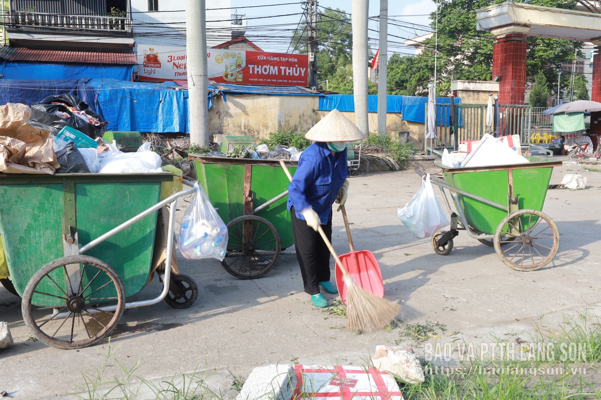 พนักงานของสหกรณ์บริการด้านสิ่งแวดล้อมและการพาณิชย์มินห์ดึ๊ก รวบรวมและคัดแยกขยะเพื่อเตรียมการกำจัดอย่างถูกต้อง