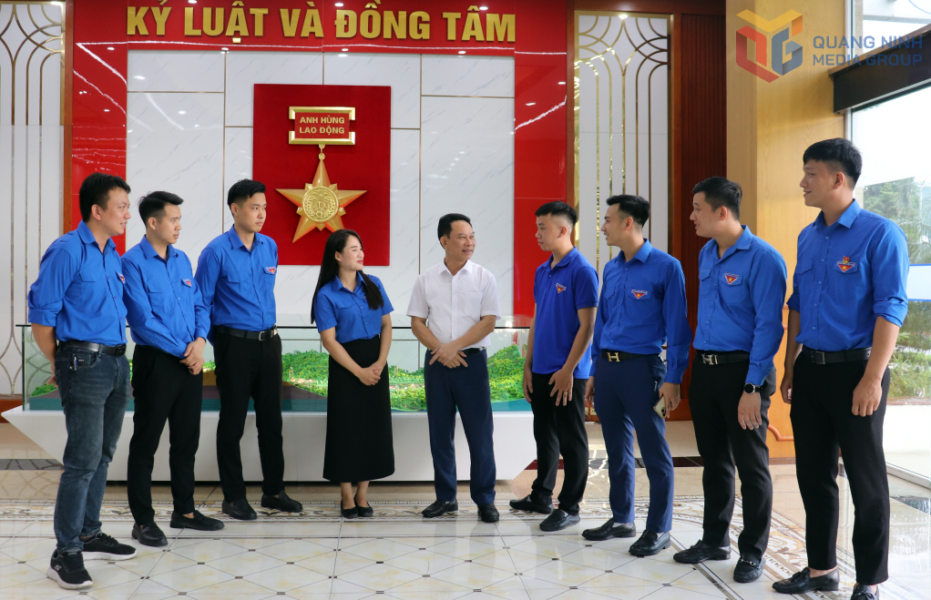 ผู้บริหารของบริษัทร่วมทุนถ่านหินวังดังสนทนาและแลกเปลี่ยนความคิดเห็นกับสมาชิกกลุ่มพัฒนาและฝึกอบรมพรรคของสหภาพเยาวชนของบริษัท