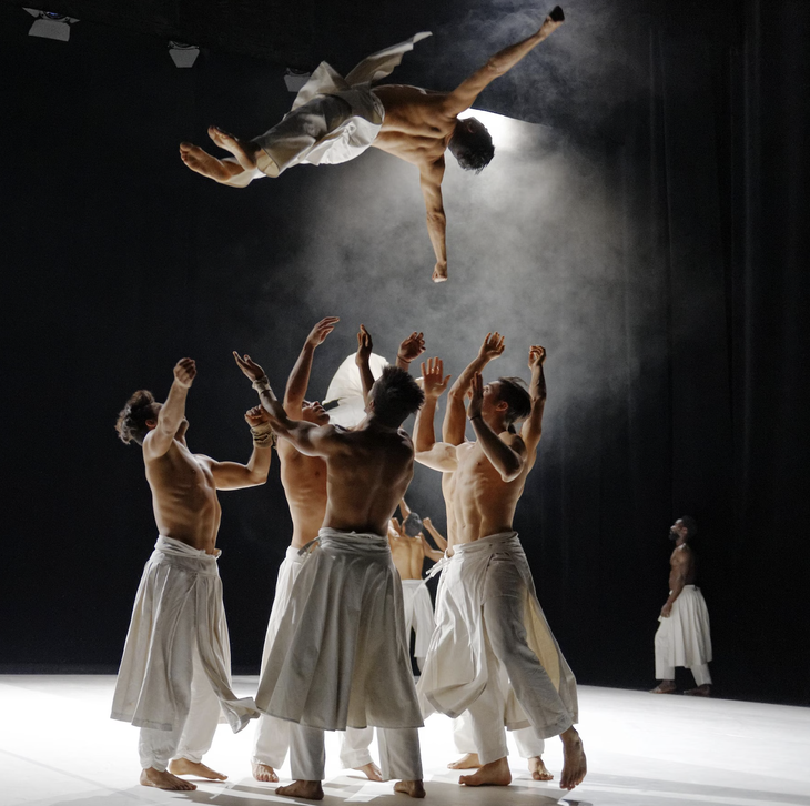 Le spectacle de danse contemporaine française « Destin du jour et de la nuit » - Photo 1. Vở múa đương đại Pháp 'Duyên ngày nợ đêm' - Ảnh 1.
