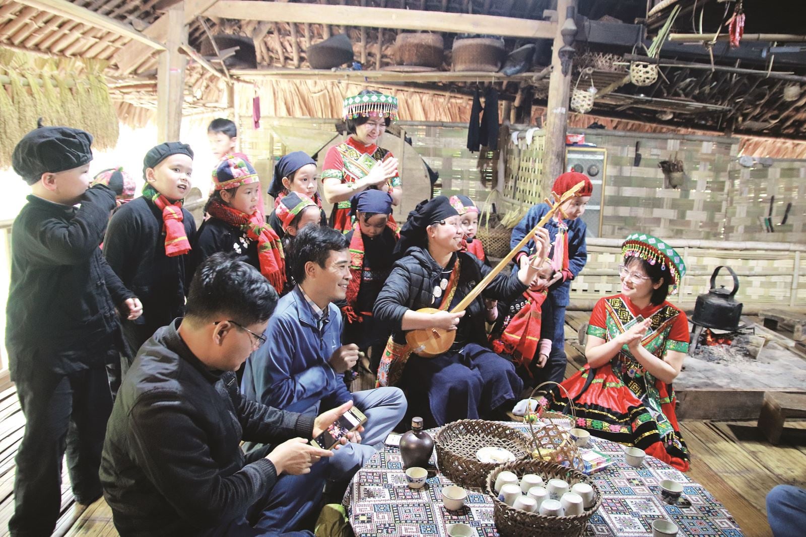 Du khách hào hứng cùng hòa vào điệu hát Then đàn Tính.jpeg