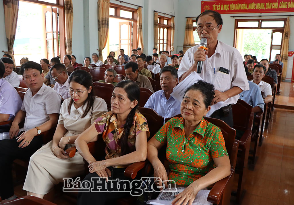 Đại biểu đại diện thôn đóng góp ý kiến vào đề án sắp xếp, tổ chức lại thôn.