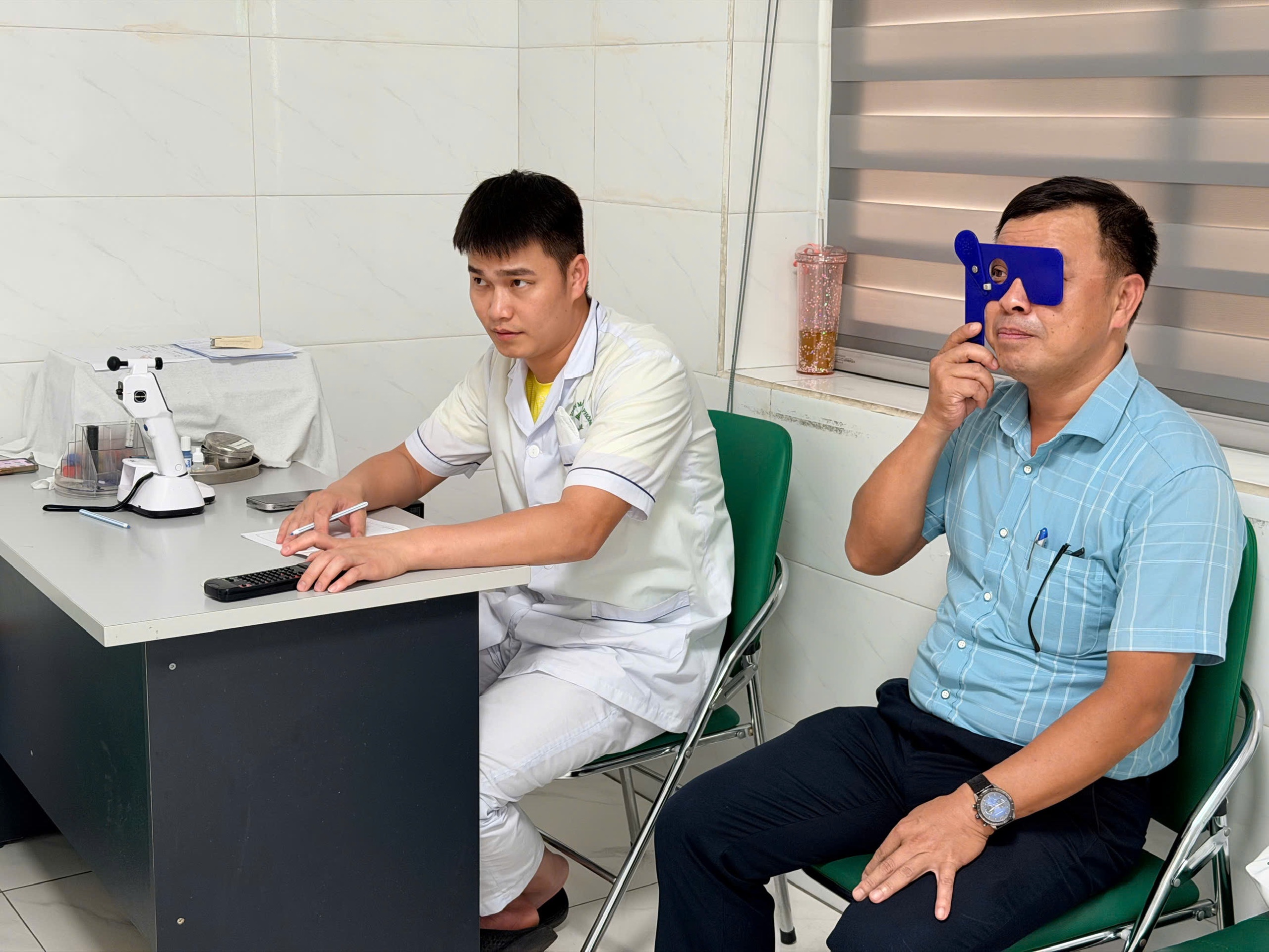ນັກຂ່າວ ແລະ ນັກຂ່າວເກືອບ 100 ຄົນໄດ້ຮັບການກວດ ແລະ ດູແລສຸຂະພາບຕາໂດຍບໍ່ເສຍຄ່າ - ຮູບທີ 2. Gần 100 nhà báo, phóng viên được khám, chăm sóc mắt miễn phí- Ảnh 2.