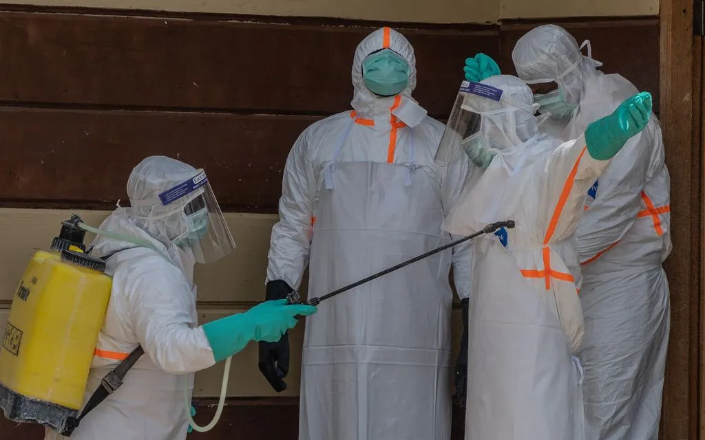 Nhân viên y tế khử trùng sau khi tiếp xúc với thi thể một nạn nhân Ebola ở Bunia, Congo, ngày 12/6/2026 (Ảnh: AP)
