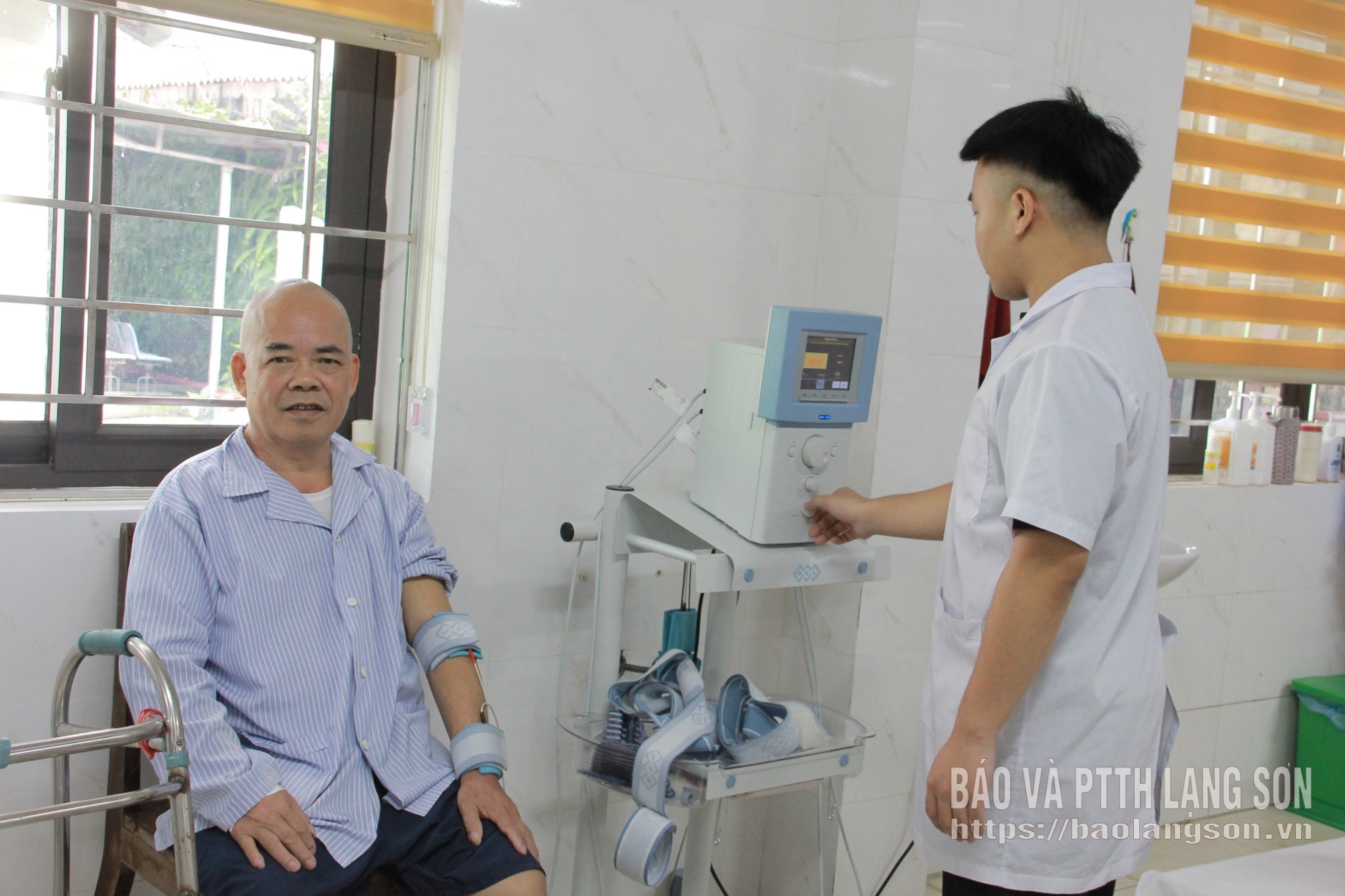 Cán bộ Bệnh viện Phục hồi chức năng tỉnh sử dụng máy điện xung điều trị phục hồi cho bệnh nhân sau tai biến