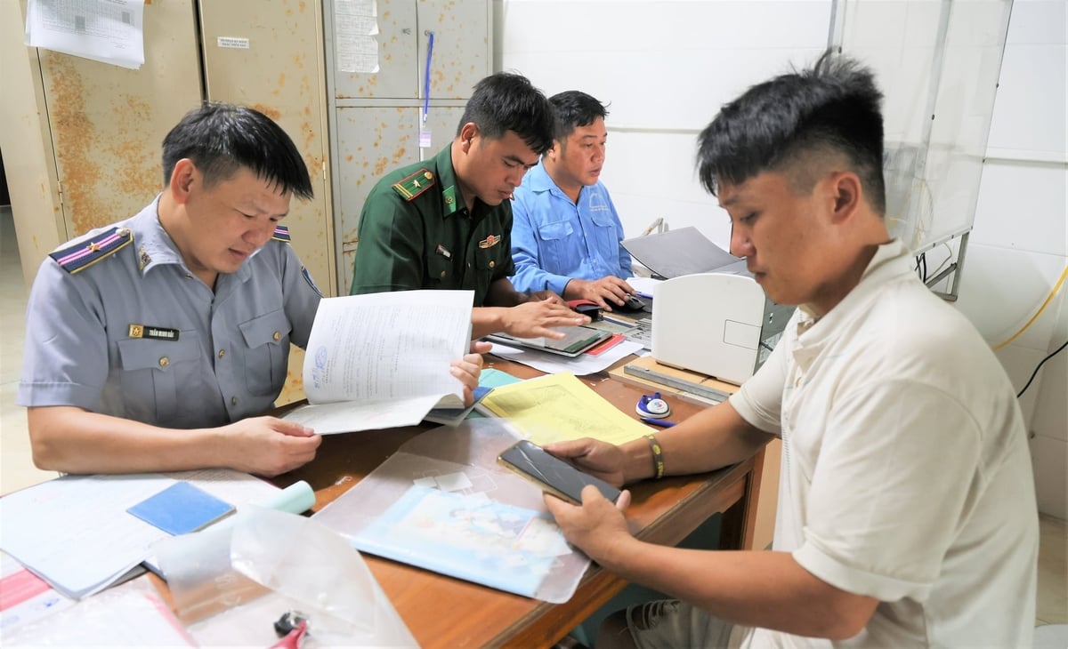 Hiện toàn bộ 3.890 tàu cá trên địa bàn tỉnh Hà Tĩnh đã được đăng ký, cập nhật đầy đủ trên Cơ sở dữ liệu nghề cá quốc gia. Ảnh: Thanh Nga.