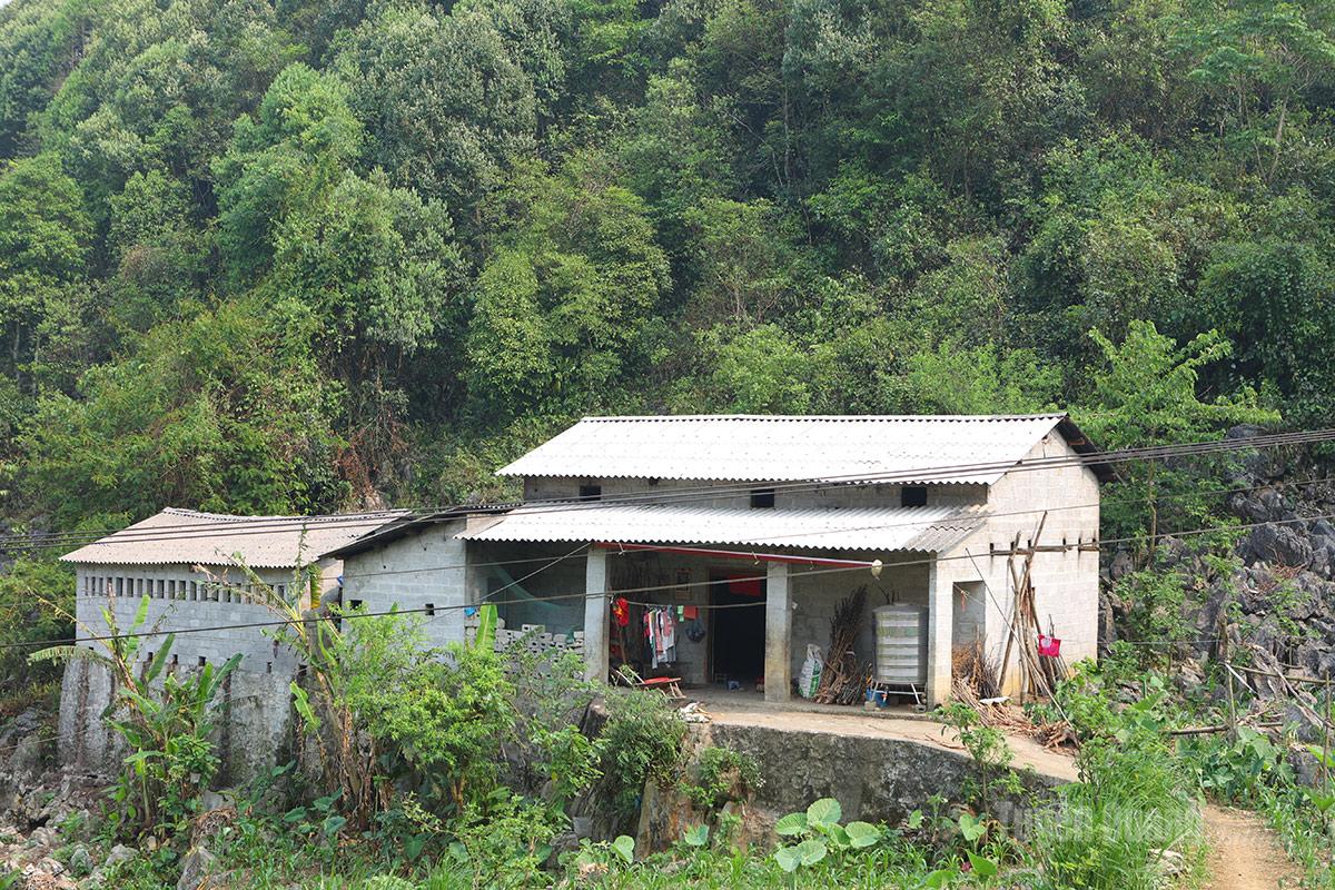 บ้านเรือนใหม่ที่แข็งแรงทนทานได้ผุดขึ้นมากมาย เปลี่ยนแปลงรูปลักษณ์ของหมู่บ้านและชุมชนเล็กๆ ในที่ราบสูงทังโมไปอย่างสิ้นเชิง