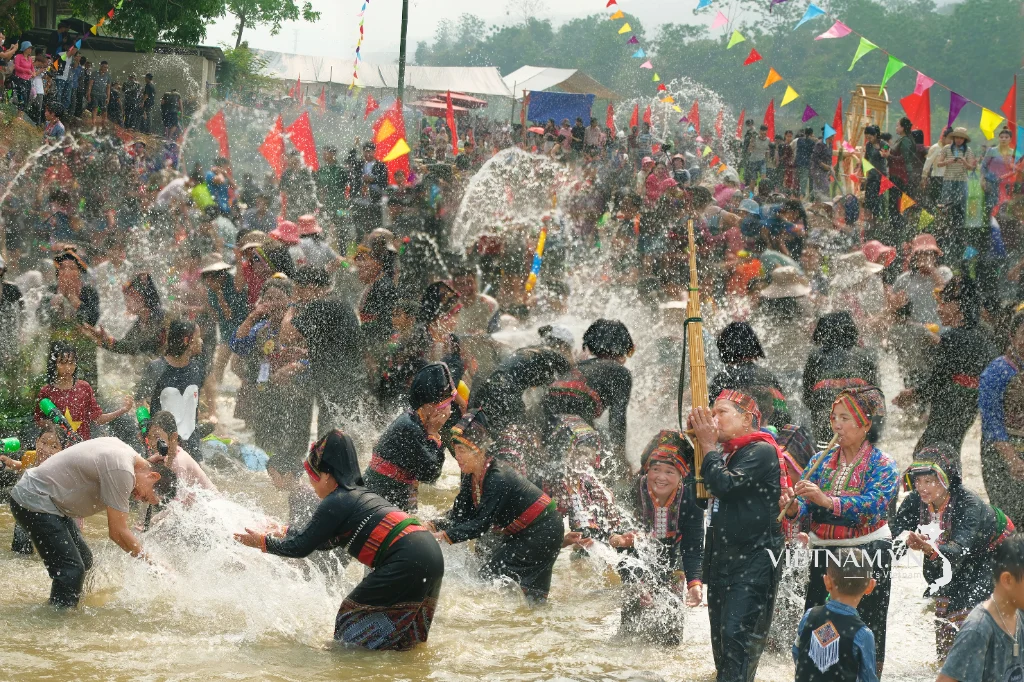 2026_THUMP_PHOTO_46981_1a03f80ad9be498b976e5762a8c5320f_le-hoi-te-nuoc-bun-huot-nam-cua-dan-toc-lao.webp