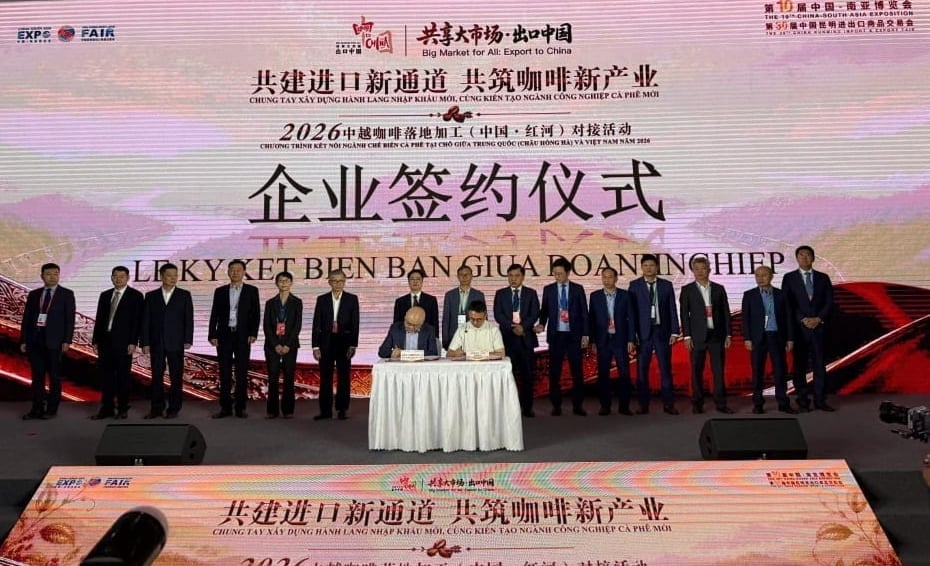 Lễ ký kết giữa Công ty TNHH Khoa học Kỹ thuật Thực nghiệm Cà phê Trung Quốc Vân Nam với Chi nhánh Ban Mê Thuột của Công ty Cổ phần Tập đoàn INTIMEX Việt Nam. Ảnh: Bộ Công Thương.