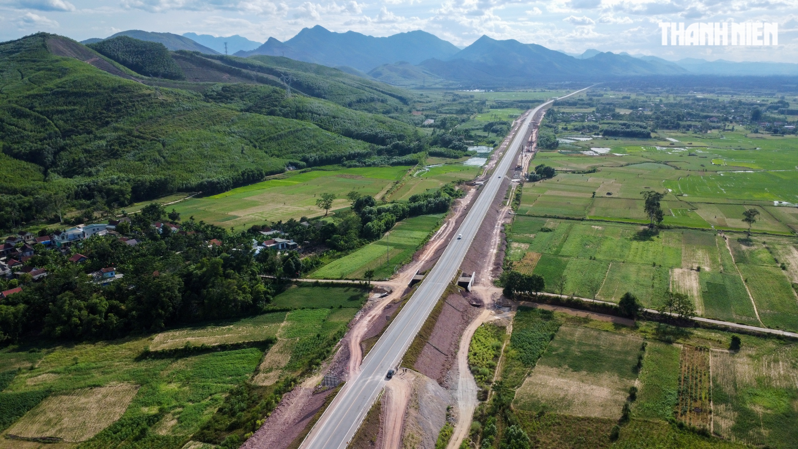 Gallery - Cam Lo - La Son Expressway Expansion: Working overtime under the scorching sun before the rainy season. - image 11
