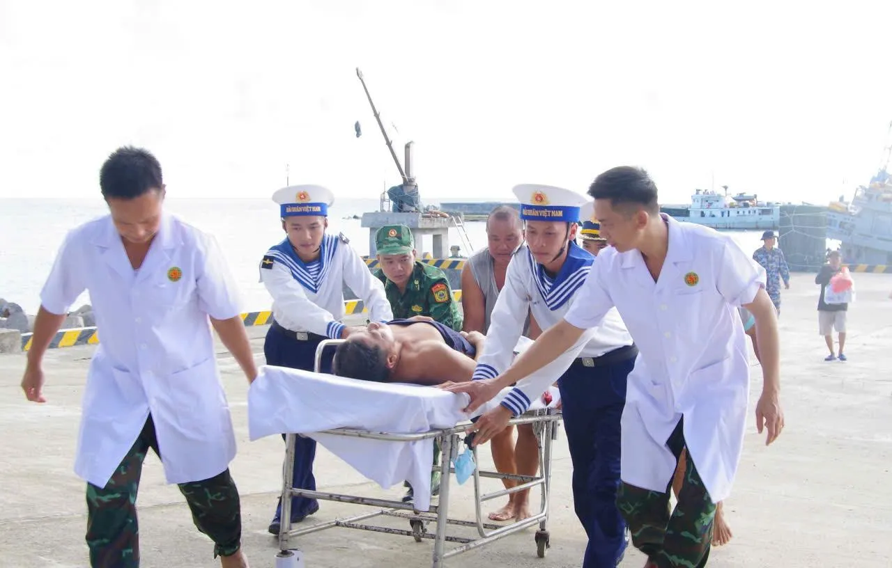 benh-nhan-nhanh-chong-duoc-dua-vao-benh-xa-dao-cap-cuu