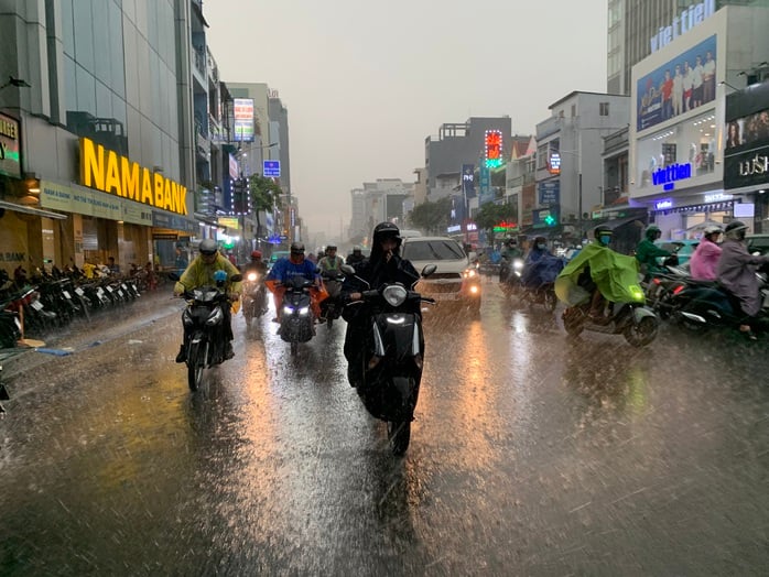 Bầu trời TPHCM tối sầm, mưa lớn kéo dài - Ảnh 1.