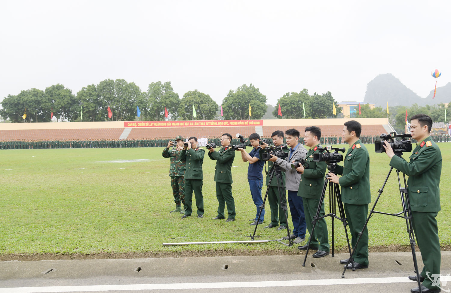 Phóng viên Báo Quân khu 1 tác nghiệp trong Lễ ra quân huấn luyện khối cơ quan Quân khu năm 2026.