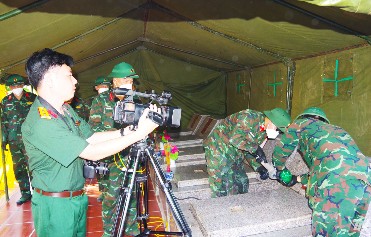 Phóng viên Báo Quân khu tác nghiệp tuyên truyền trong “Chiến dịch 500 ngày đêm đẩy mạnh tìm kiếm, quy tập và xác định danh tính hài cốt liệt sĩ”.