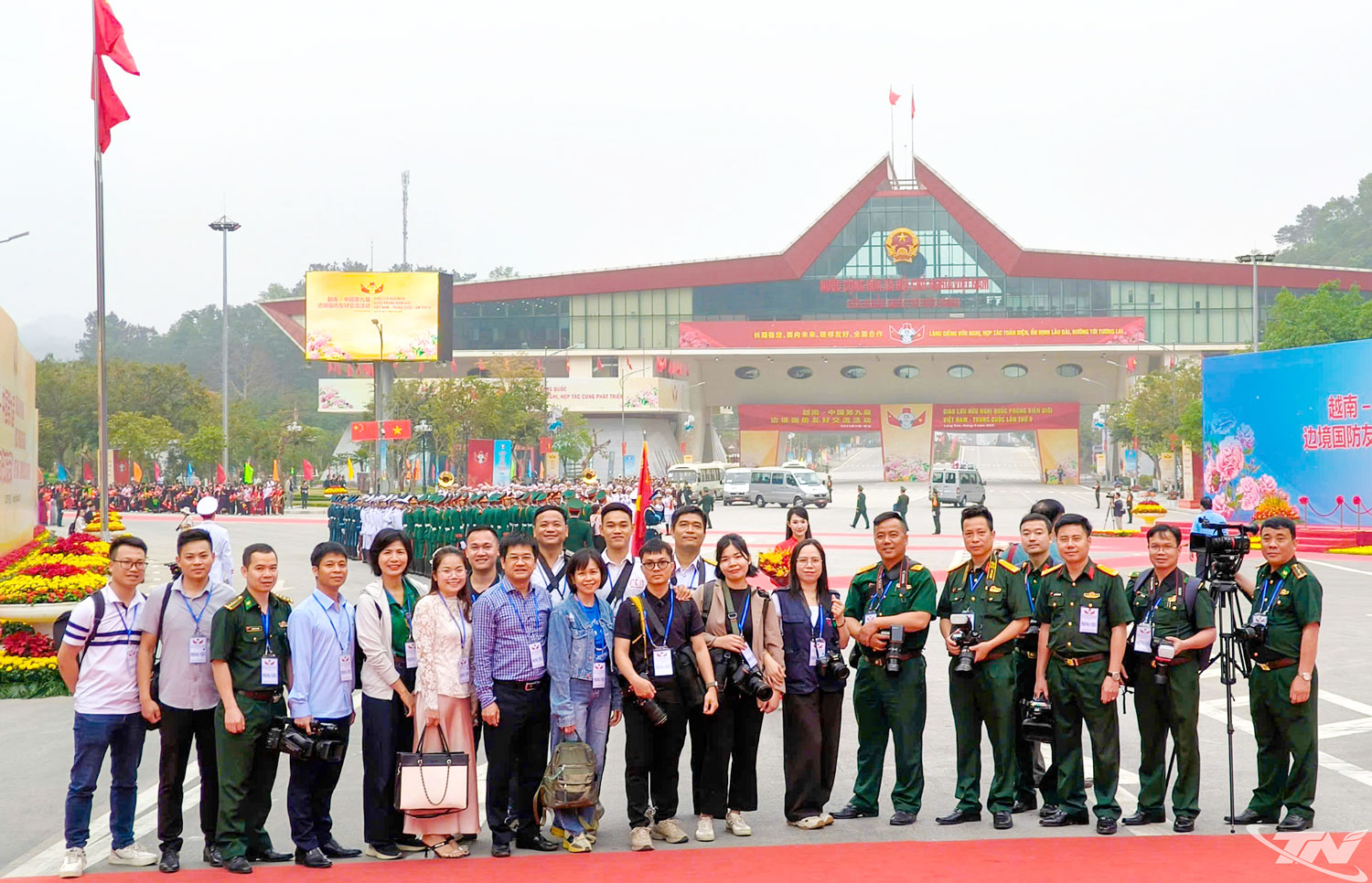 Phóng viên Báo Quân khu chụp ảnh lưu niệm cùng các đồng nghiệp tác nghiep trong su kiện giao lưu hữu nghị quốc phòng Việt Nam Trung Quốc lần thứ 9.