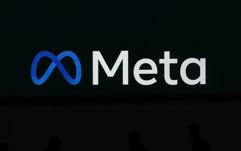 Meta-logo LlamaCon 2025 -tekoälykehittäjäkonferenssissa Menlo Parkissa, Kaliforniassa, Yhdysvalloissa, 29. huhtikuuta 2025. (Kuva: AP) Logo Meta tại hội nghị dành cho nhà phát triển AI LlamaCon 2025 ở Menlo Park, bang California, Mỹ, ngày 29/4/2025. (Ảnh: AP)