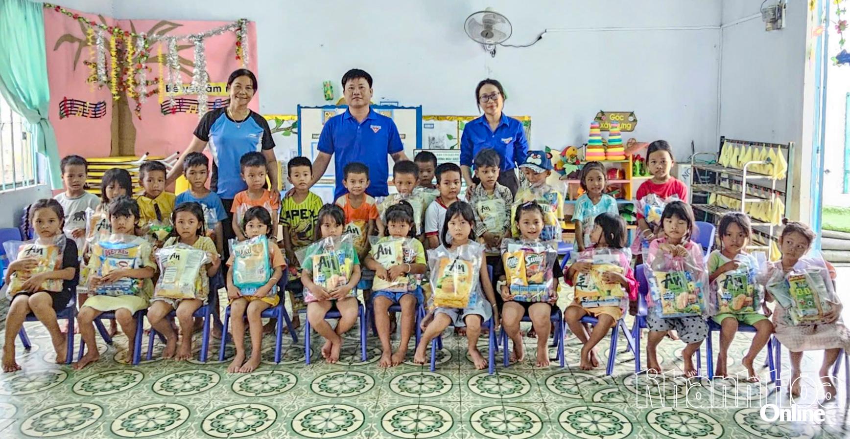 สหภาพเยาวชนตำบลฟือกฮู มอบของขวัญให้แก่เด็กๆ เนื่องในวันเด็กสากล 1 มิถุนายน