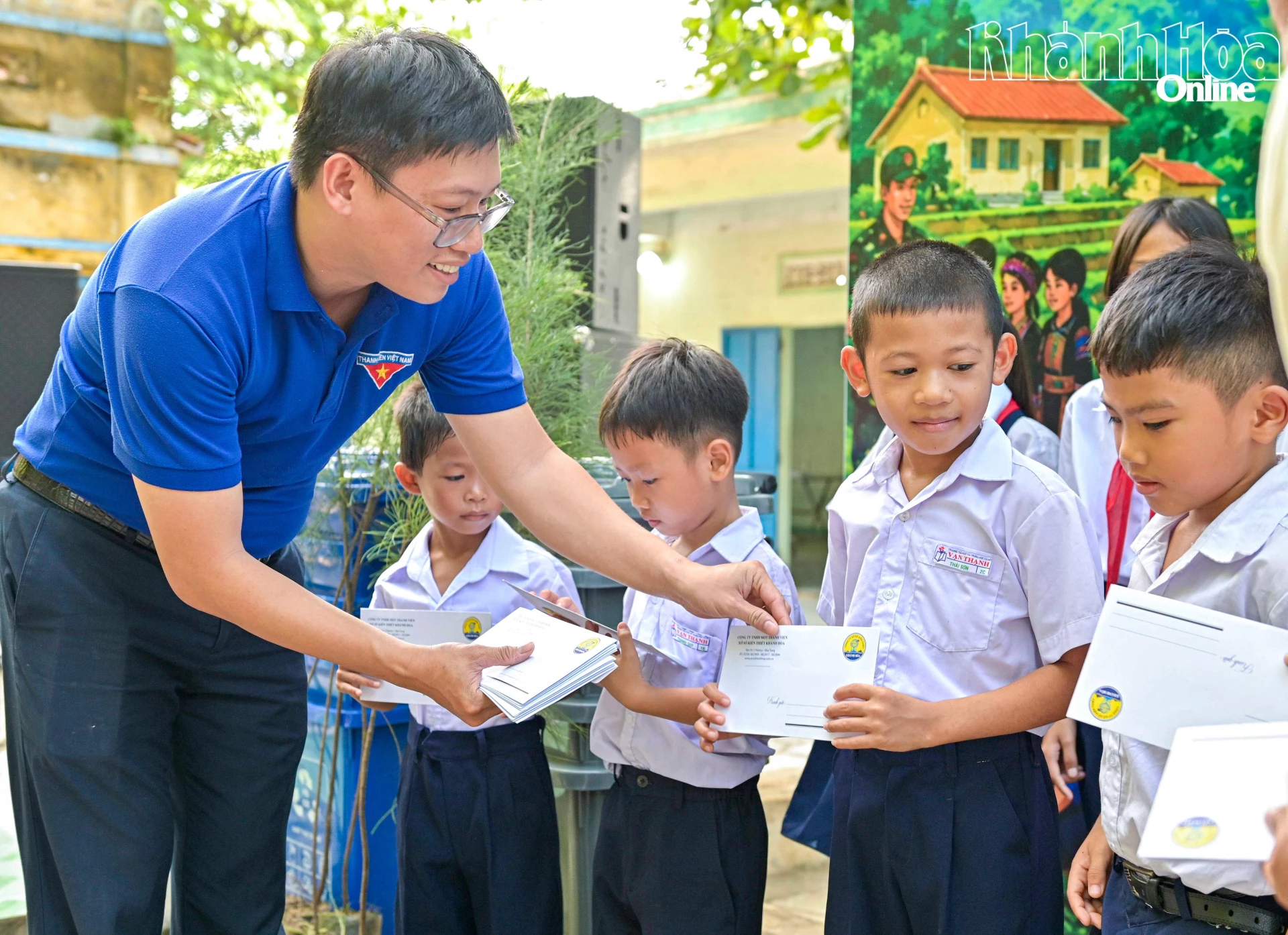 สหภาพเยาวชนของคณะกรรมการประชาชนประจำจังหวัดได้มอบของขวัญเพื่อช่วยเหลือเด็กด้อยโอกาสในตำบลได๋หลาน
