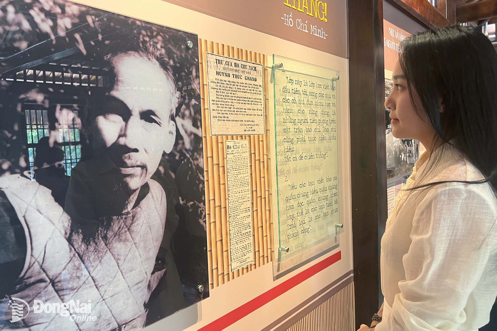 Para editor dari surat kabar dan stasiun radio & televisi Provinsi Thai Nguyen meneliti informasi sejarah tentang kelas jurnalistik pertama di Situs Sejarah Nasional Sekolah Jurnalistik Huynh Thuc Khang (Provinsi Thai Nguyen). Foto: D.N.  