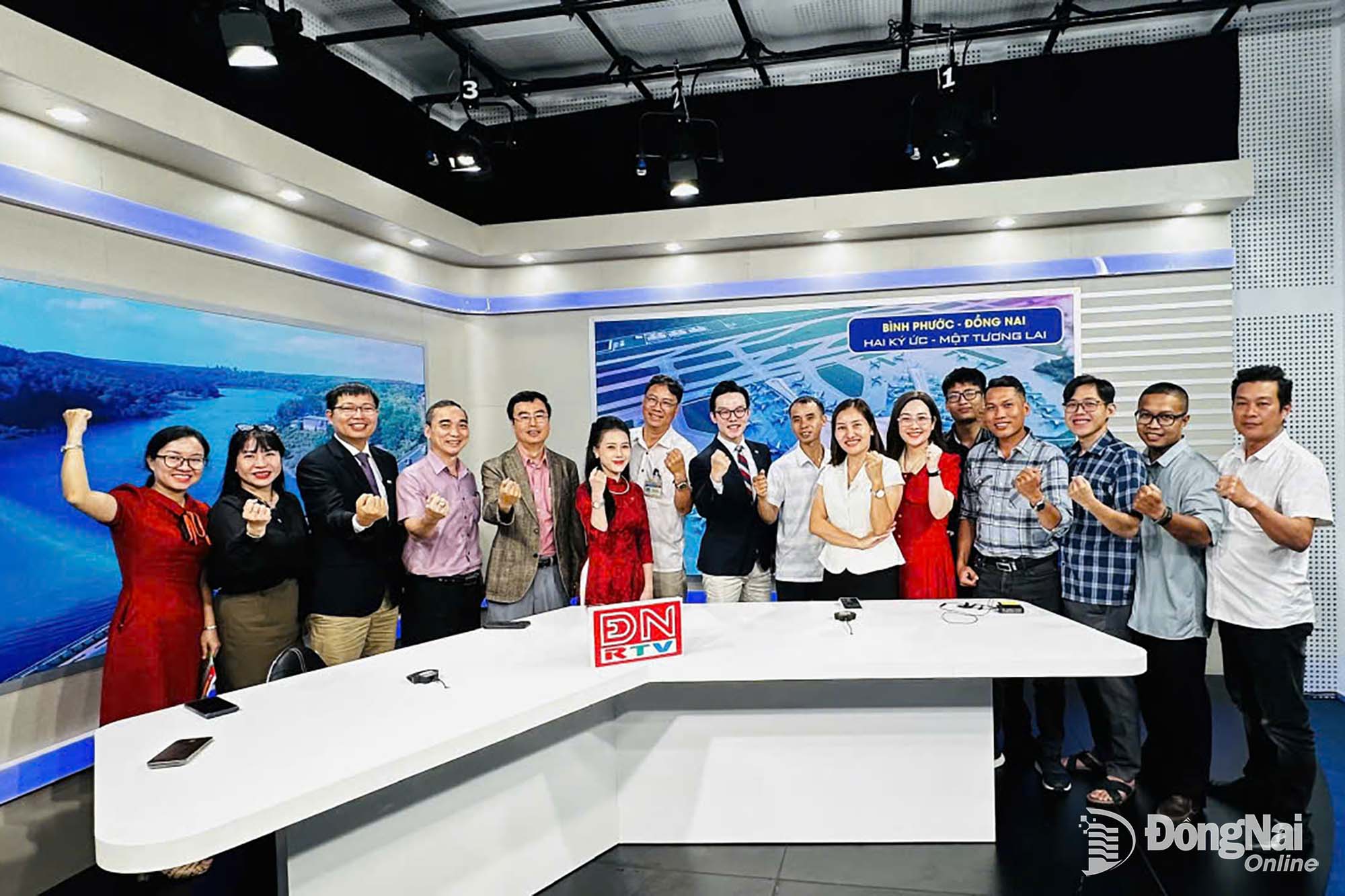 Tim dari Surat Kabar dan Radio & Televisi Dong Nai memproduksi program televisi langsung 