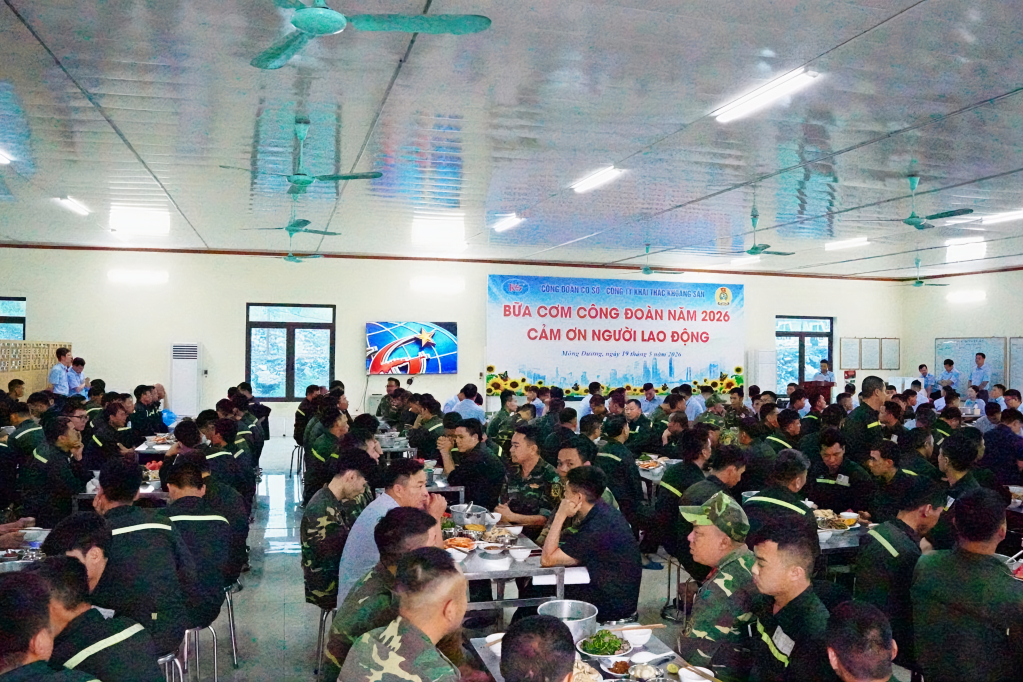 Đông đảo cán bộ, đoàn viên công đoàn và người lao động tham gia chương trình “Bữa cơm Công đoàn” tại Công ty Khai thác Khoáng sản.