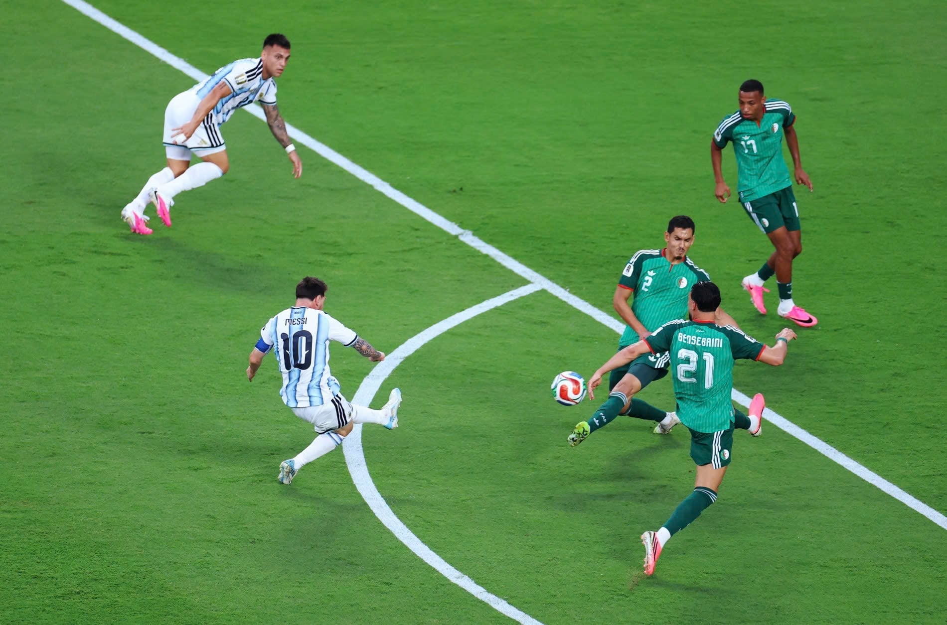 Lionel Messi tung cú sút tầm xa mở tỷ số trong trận Argentina thắng Algeria 3-0 tại Kansas City Stadium. Ảnh: Getty Images.