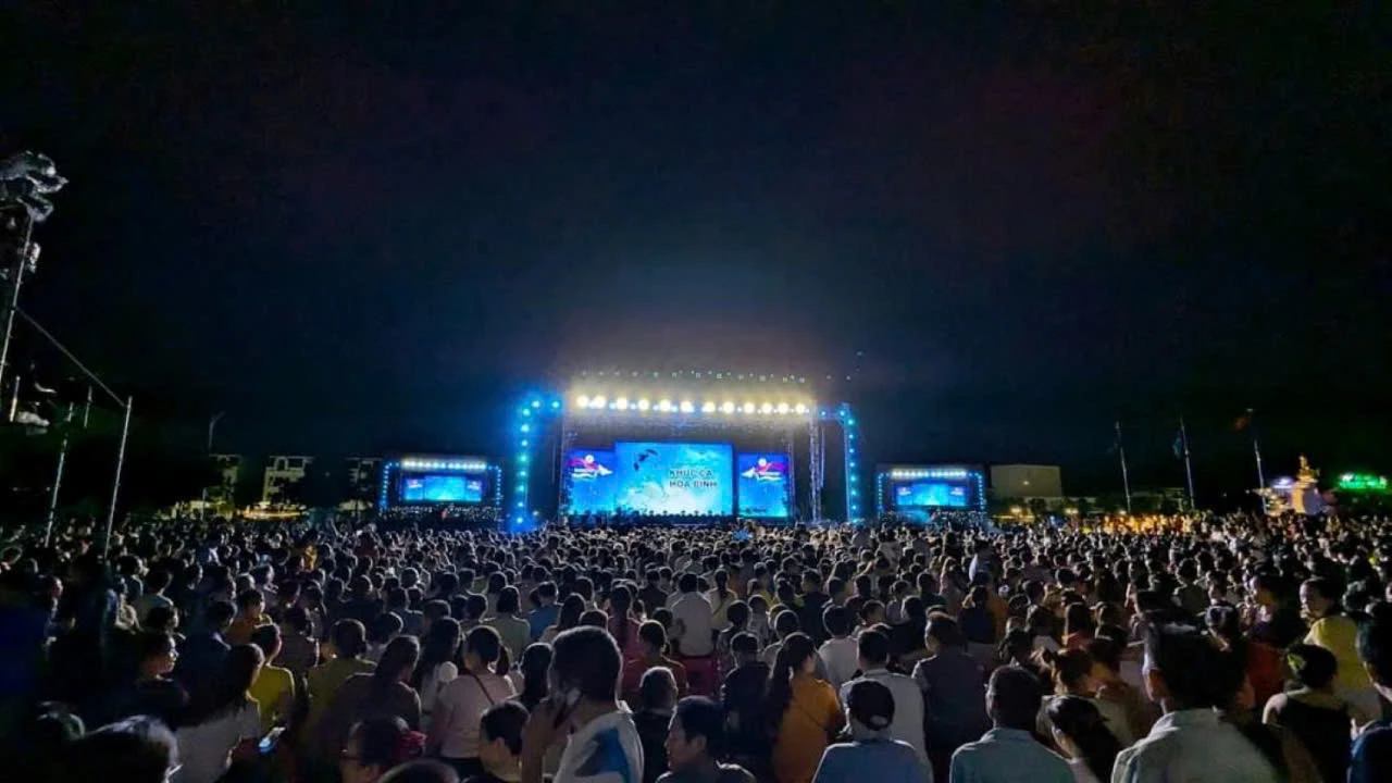 Hàng ngàn khán giả đến với đêm nhạc TCS 2024 tại Đông Hà, ảnh : Tuyên giáo Đông Hà.