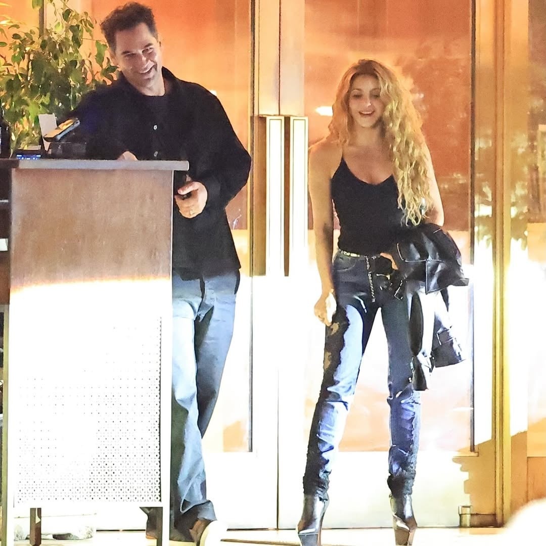 Shakira, la "belleza del Mundial", abandona el hotel con una estrella de cine.
