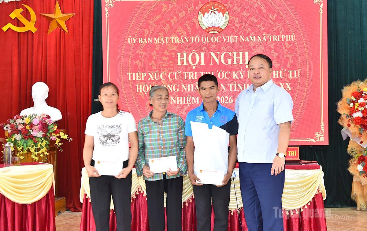 Genosse Phan Huy Ngọc, Vorsitzender des Provinzvolkskomitees, überreicht armen Haushalten in der Gemeinde Tri Phu Geschenke.