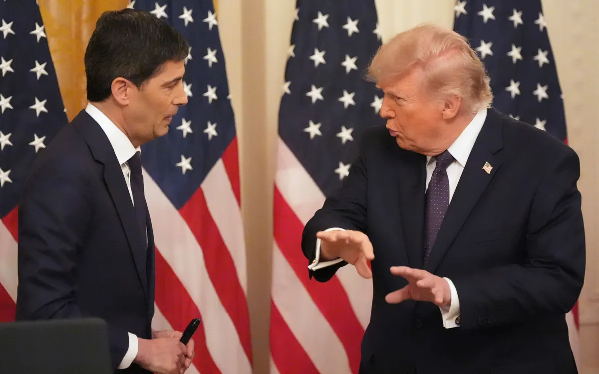 Ông Kevin Warsh (trái) trao đổi với Tổng thống Trump tại buổi lễ nhậm chức Chủ tịch FED tại Nhà Trắng hôm 22/5 vừa qua (Ảnh: AP)