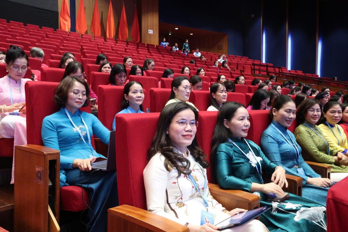 Những "người mẹ" trong màu áo công an - Ảnh 2.
