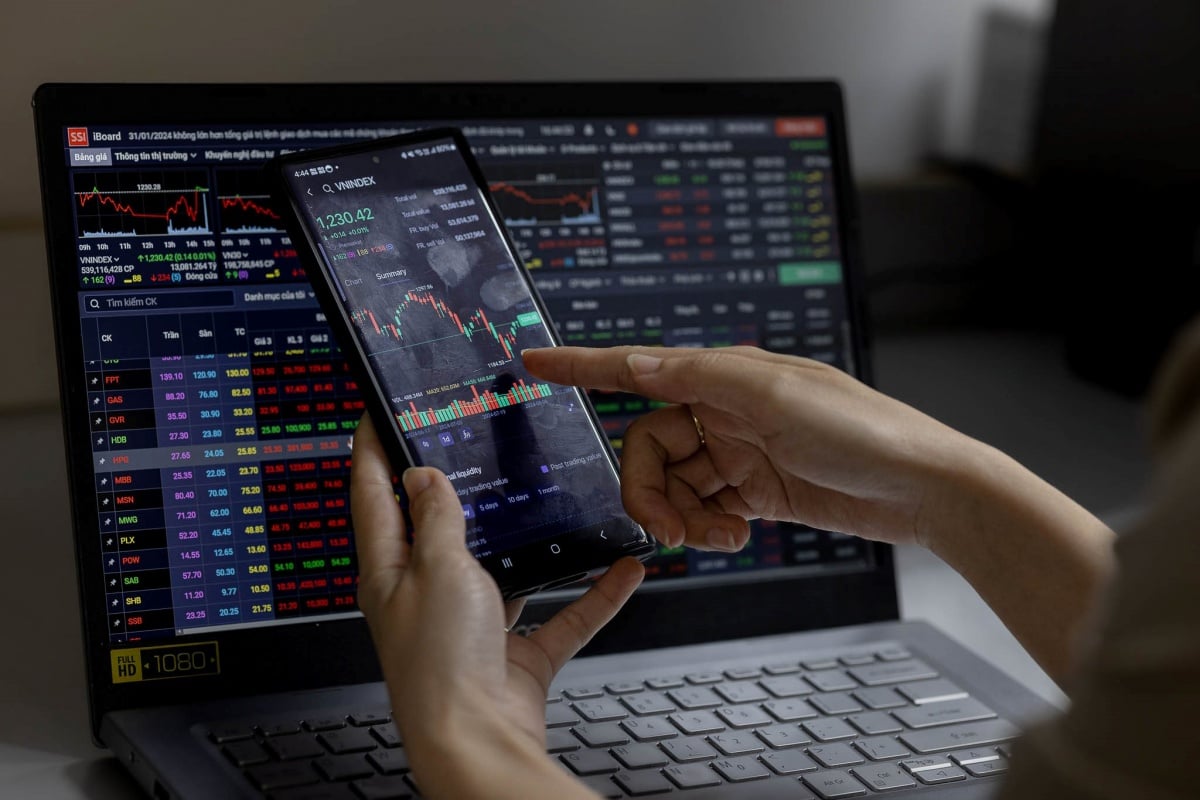 Dòng tiền quay trở lại nhóm ngân hàng và cổ phiếu vốn hóa vừa giúp VN-Index giữ vững mốc 1.800 điểm trong phiên 17/6
